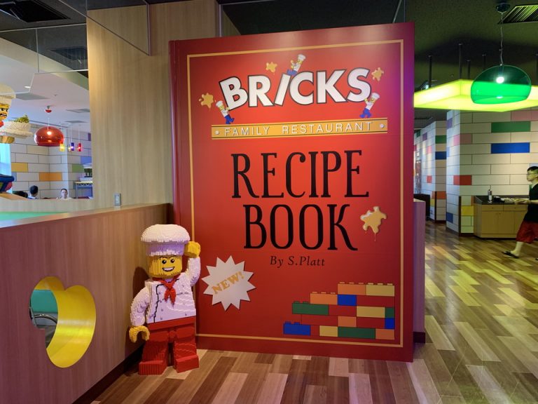 可愛いレゴが出迎えてくれます