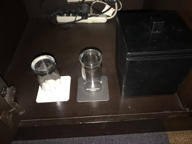 クラスは合計4つ洗面台の下にもありました