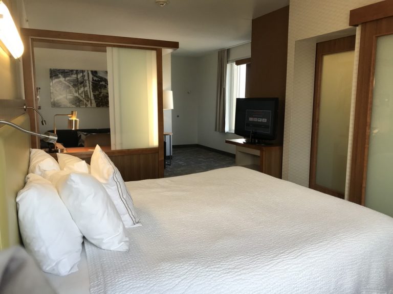 部屋奥からデスク扉をあけた様子