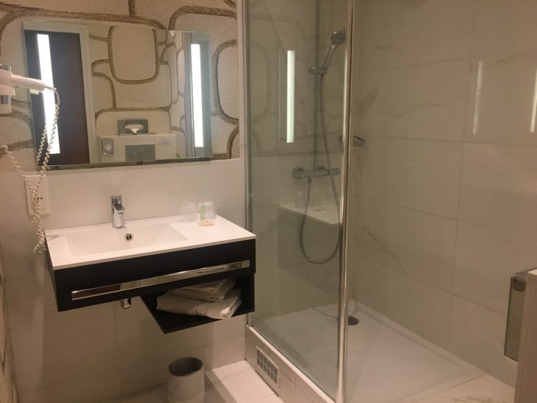 洗面台とシャワー室(2)