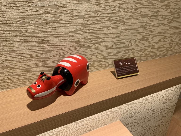 会津地方の郷土玩具の赤べこです。