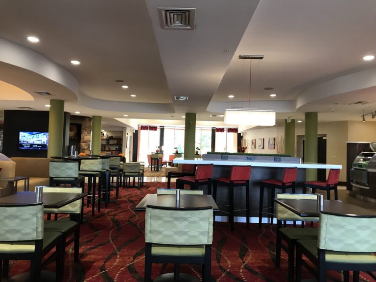 ホテルフロント前朝食会場