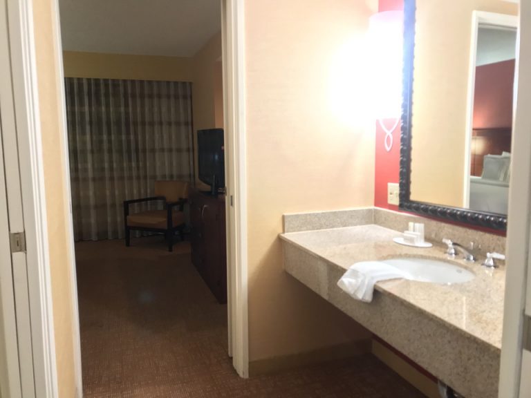 広く明るい洗面台