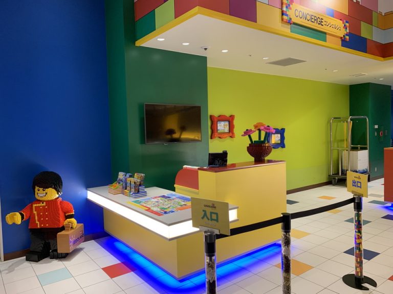 コンシェルジュにてプールやワークショップの予約が可能です