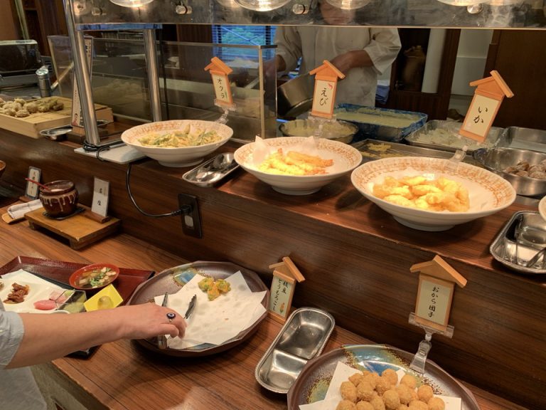 天麩羅コーナーの、いか、えび、おくら、おから団子、枝豆とうもろこしです。