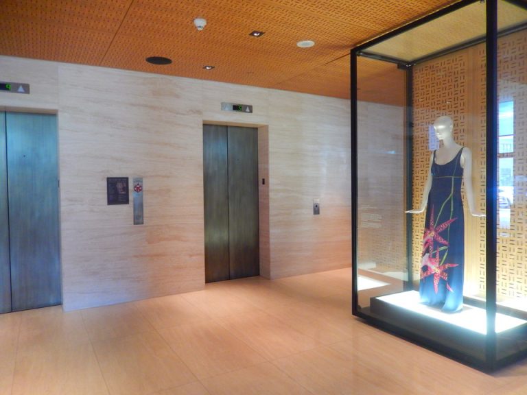 エレベーター階フロント