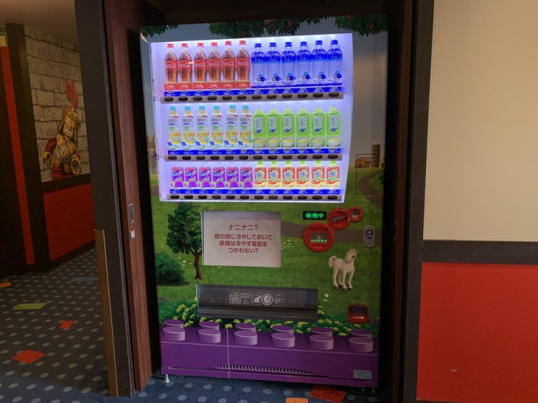 各階にテーマに合わせた自動販売機があります