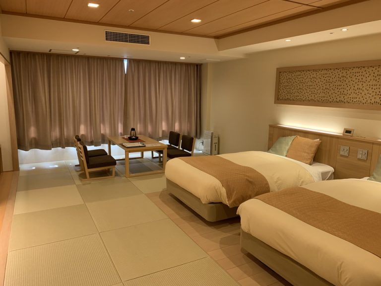 窓際方向の客室全体の様子です。