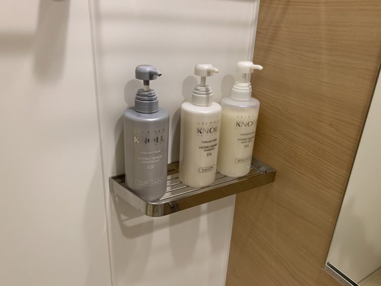 浴室のシャンプー、コンディショナー、ボディシャンプーです。