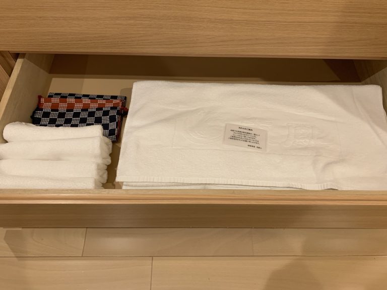 バスタオル、ハンドタオル、携行用の袋です。