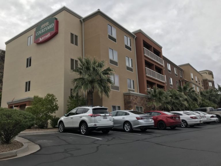 外観 ほとんどの人が車を利用