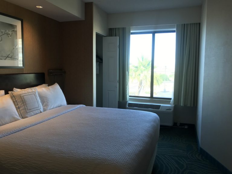 奥の窓左がクローゼット