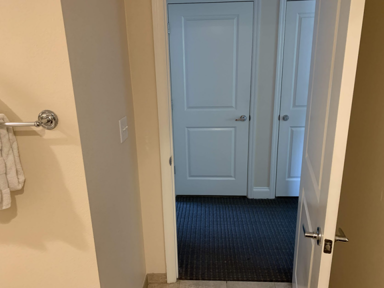 バスルーム内から入口