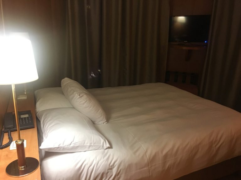 ベッド4(入り口からベッド全体)