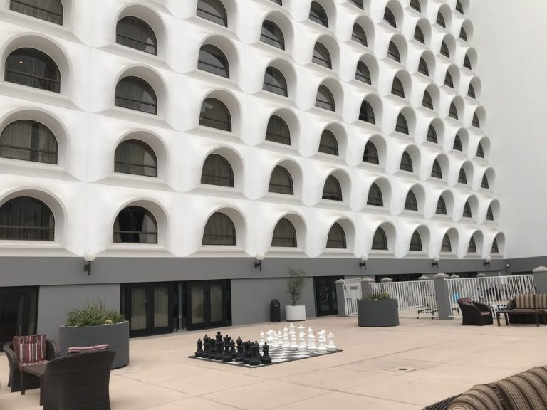 プールの奥にはこのようなチェスもありました