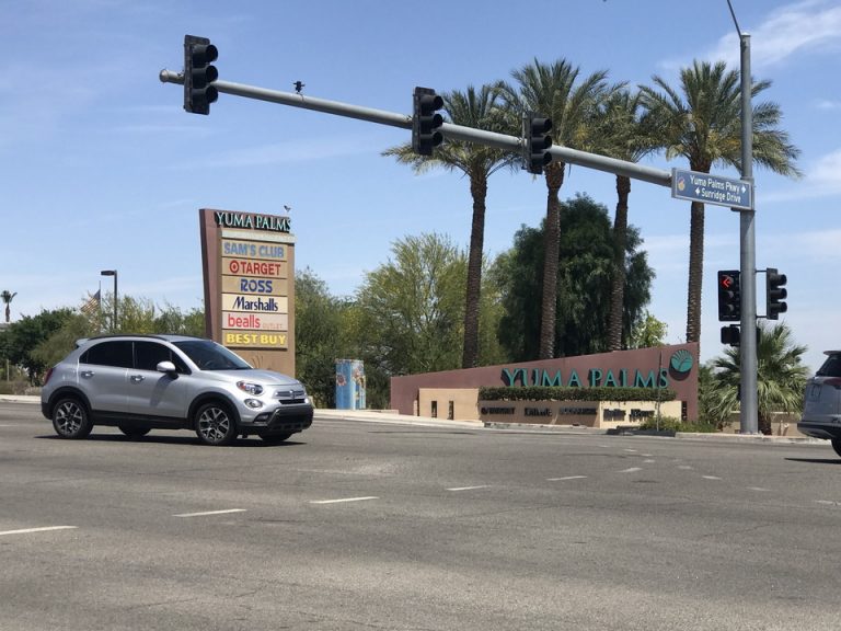 ターゲットなども入るショッピングセンター