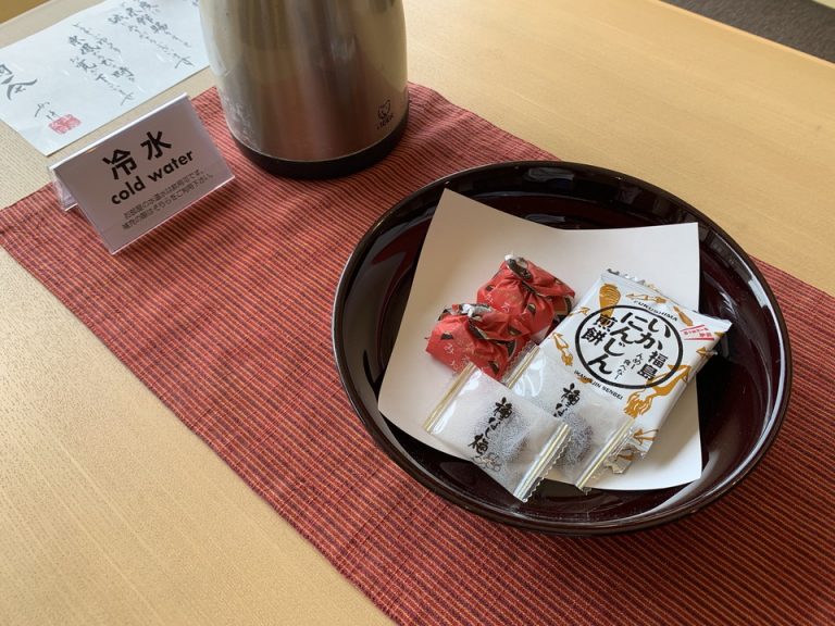 お着き菓子は3種類ありました。ポットには冷水が入っていました。