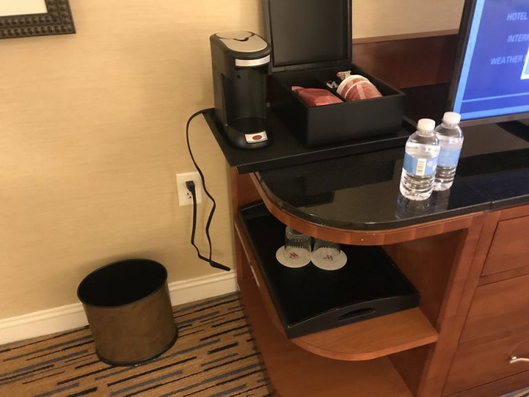 コーヒー見えている水はバレーの人がくれました