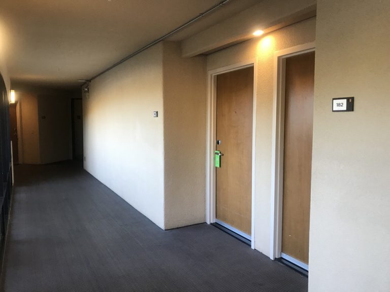 客室ドア