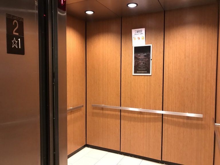 エレベーター内