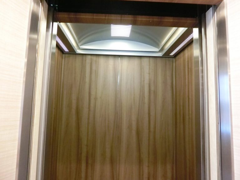 エレベーター内