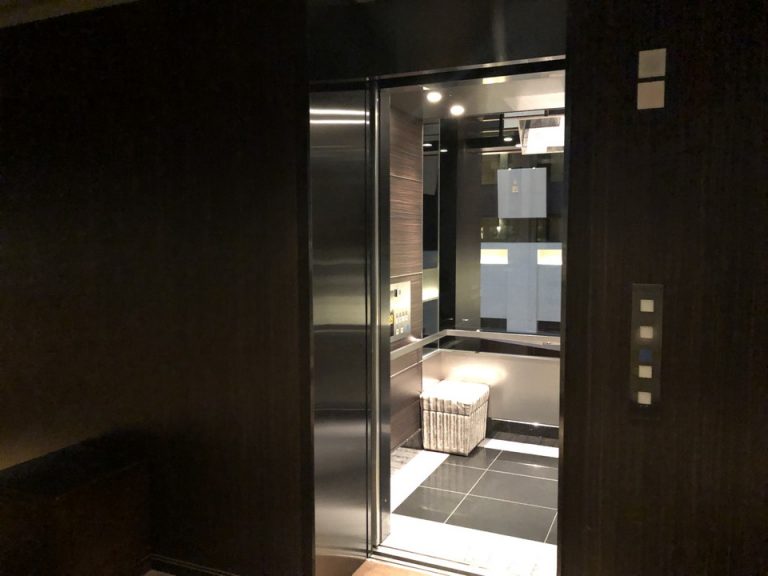 エレベーター内