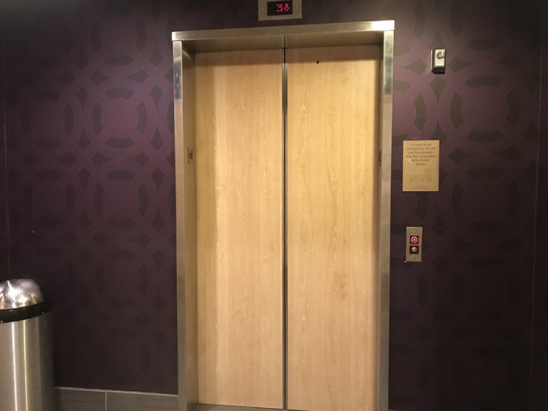 宿泊階エレベーターホール