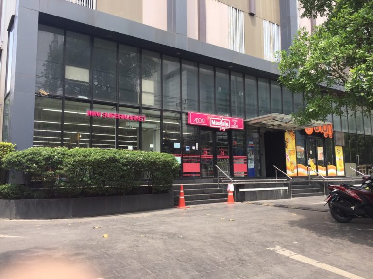 周辺のお店(スーパー;ホテル隣り)