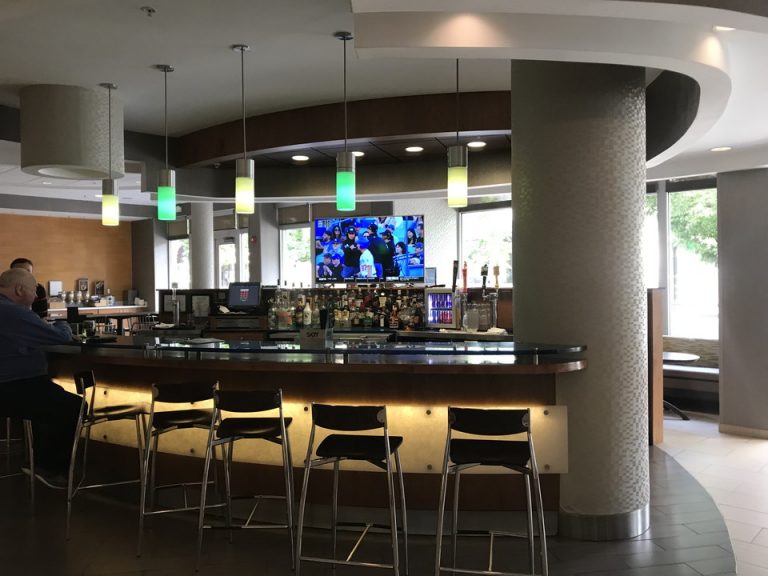 1階バーは常に宿泊者でにぎわっていました。