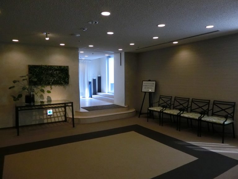 客室階エレベーターホール〜チャペルへの階段