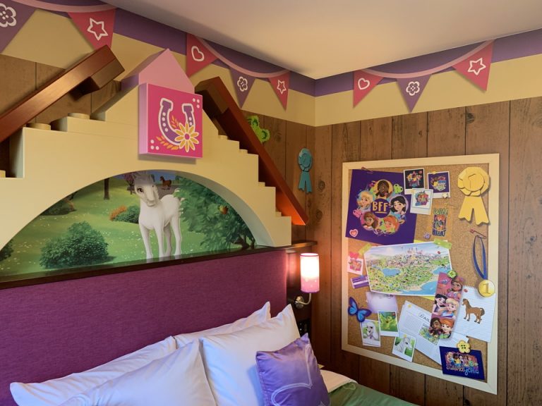 壁紙もベッドの装飾も全てレゴフレンズです