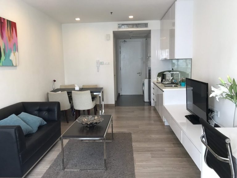 客室全体(入口方向)1