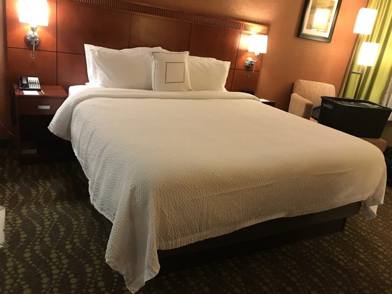 ベッドサイドの椅子は私たちはこのように持ってきた衣装ケースを置きました