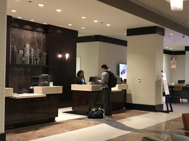 チェックインカウンター