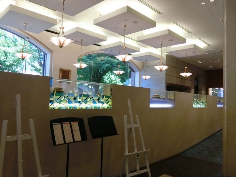 1階エレベーターホール前レストラン