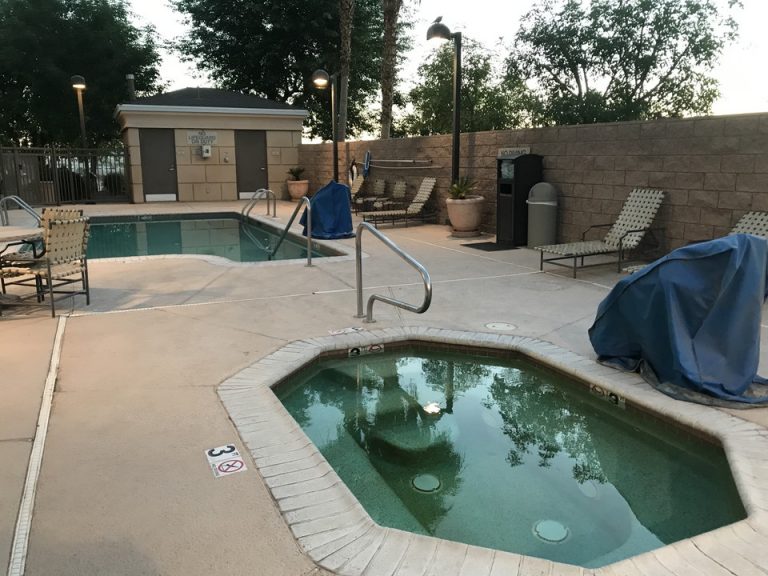 サンセットタイム時のプール