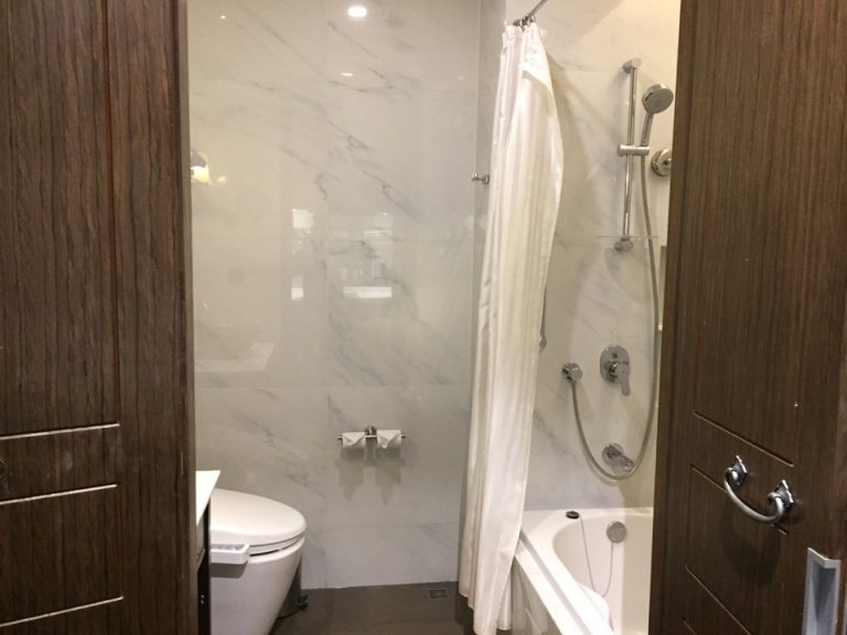 バスルーム入口から全景