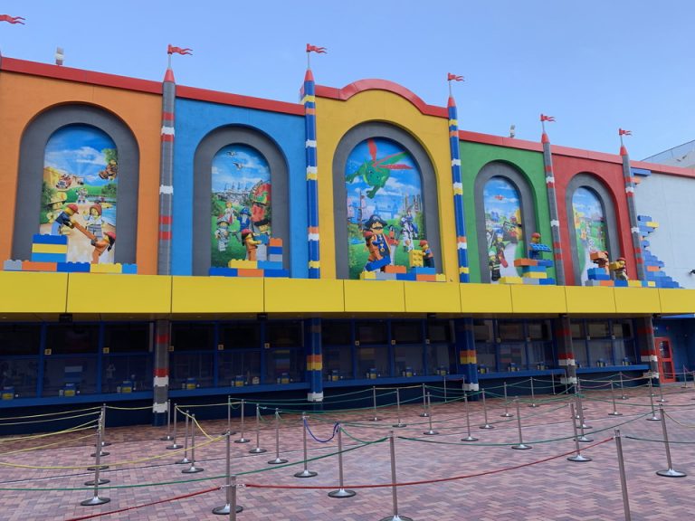 目の前にはレゴランドのチケット売り場もあります