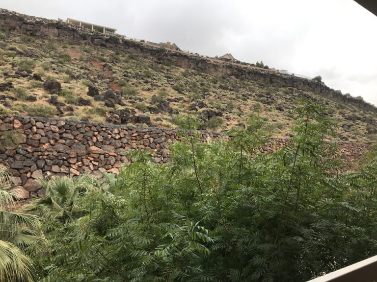 バルコニーからの景色 ST GORGEらしく岩!!