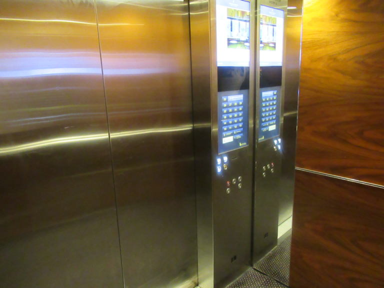 エレベーター内部