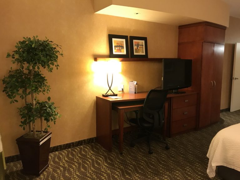 ベッドルームにもデスク フェイク観葉植物が家に居る気分にさせてくれました