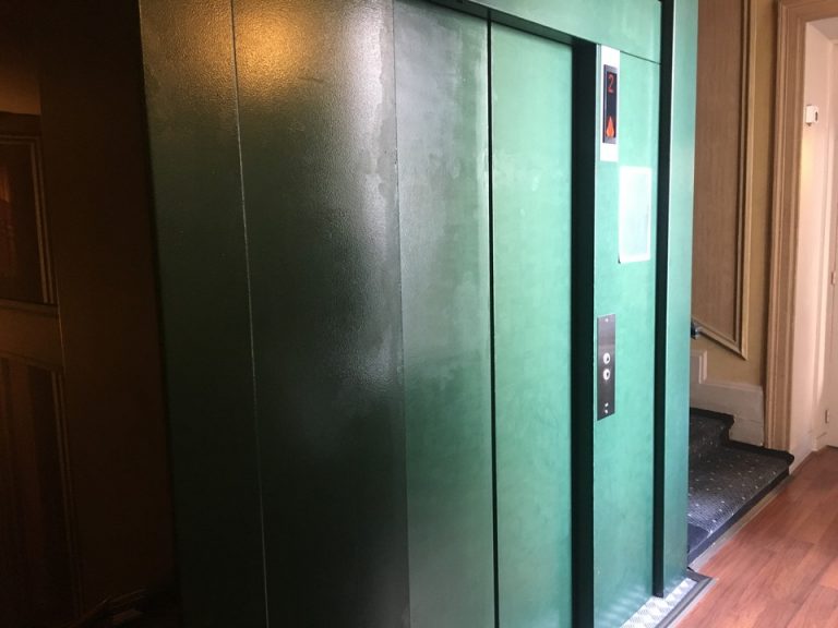 エレベーター外観2