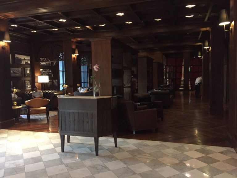 エントランス内観