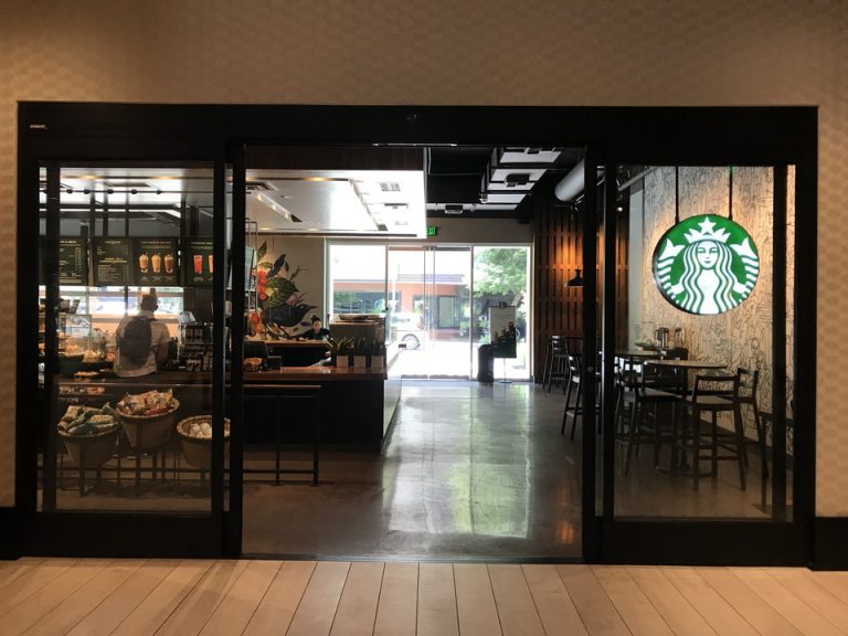 ホテル内のスターバックス