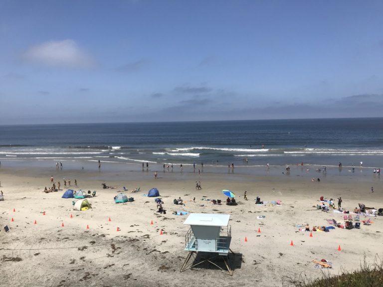 ソラナビーチは遠浅でこちら側は家族キッズでこの日はあふれかえってました。ライフガードも居ます。