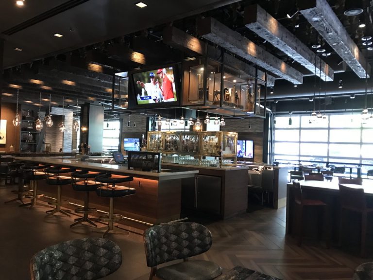 フロント前レストランバー