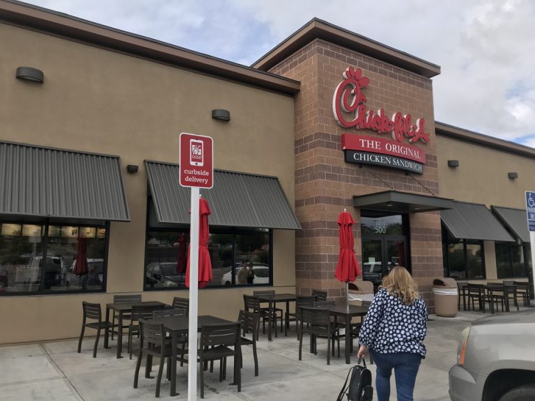 朝ごはんは歩いてこちらのバーガーレストランに来ました