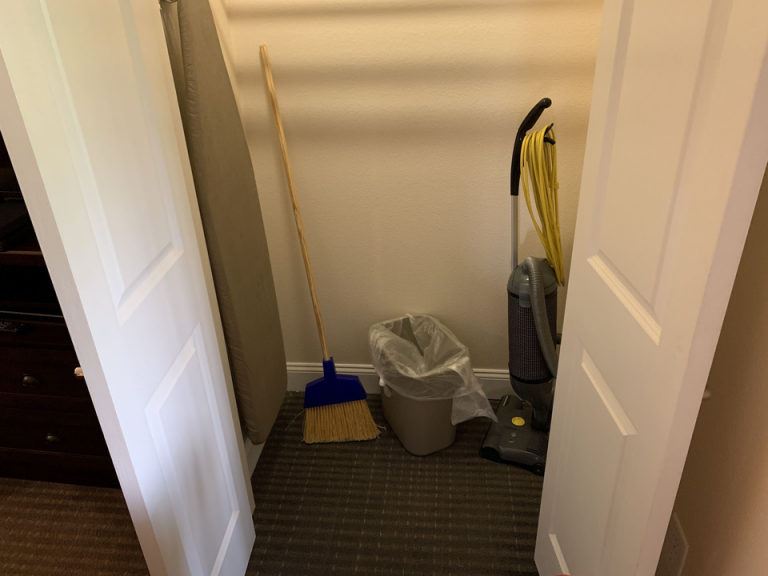 クローゼット外観(開けた状態)2