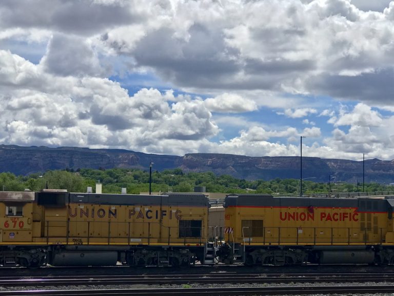 グランドジャンクション駅 向こうに山がみえる!