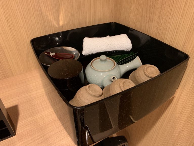 お茶のセットです。飲み物はお茶だけですね。